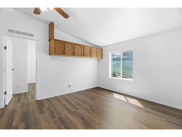 3228 Ne LOMBARD St, Portland, OR 97211