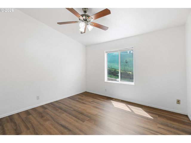 3228 Ne LOMBARD St, Portland, OR 97211