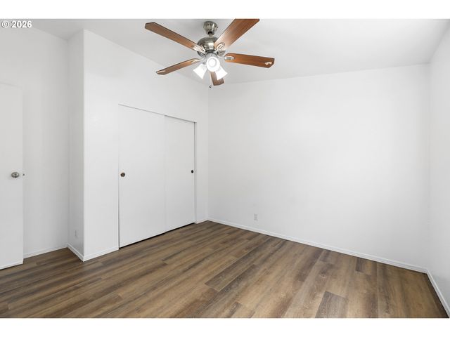 3228 Ne LOMBARD St, Portland, OR 97211