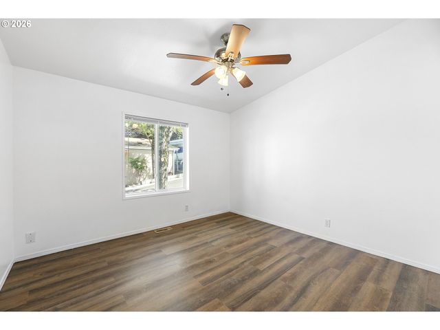 3228 Ne LOMBARD St, Portland, OR 97211