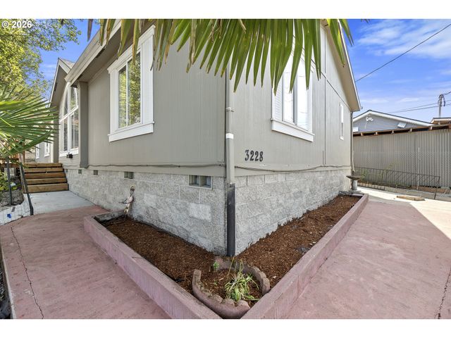 3228 Ne LOMBARD St, Portland, OR 97211