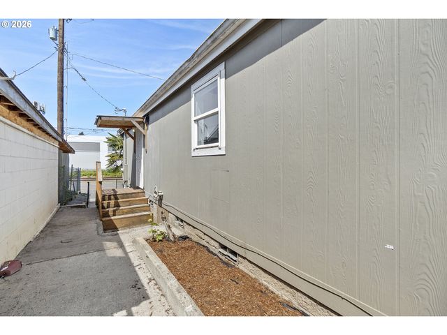 3228 Ne LOMBARD St, Portland, OR 97211