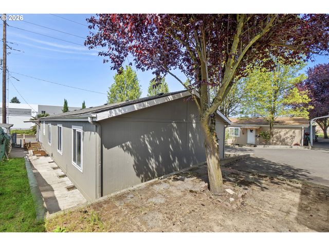3228 Ne LOMBARD St, Portland, OR 97211