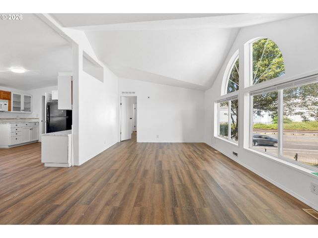 3228 Ne LOMBARD St, Portland, OR 97211