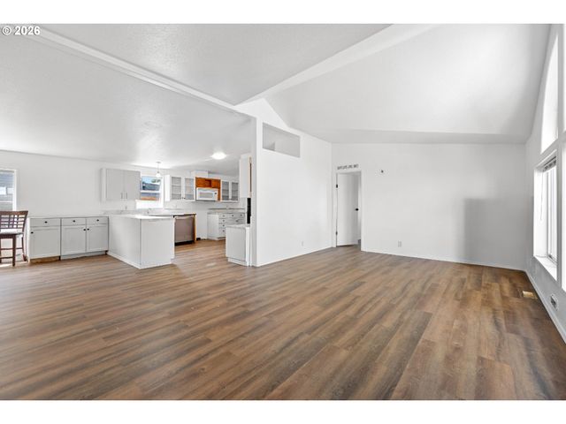 3228 Ne LOMBARD St, Portland, OR 97211