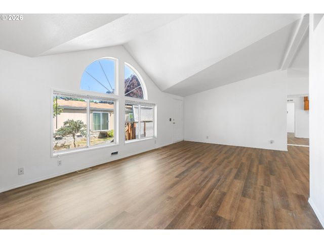 3228 Ne LOMBARD St, Portland, OR 97211