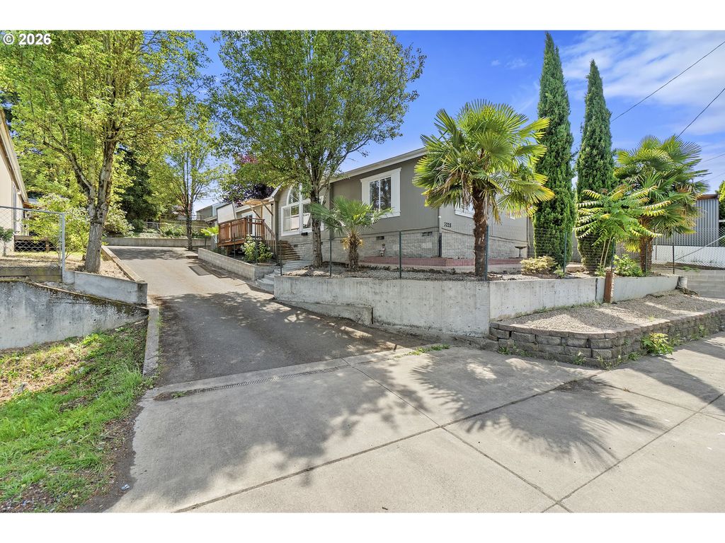 3228 Ne LOMBARD St, Portland, OR 97211