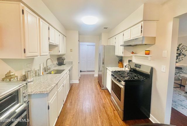 614 Sharon Garden Court 614, Woodbridge, NJ 07095