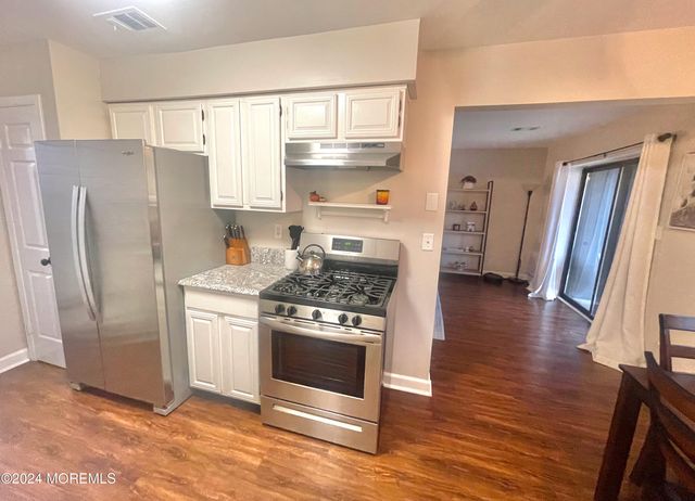 614 Sharon Garden Court 614, Woodbridge, NJ 07095