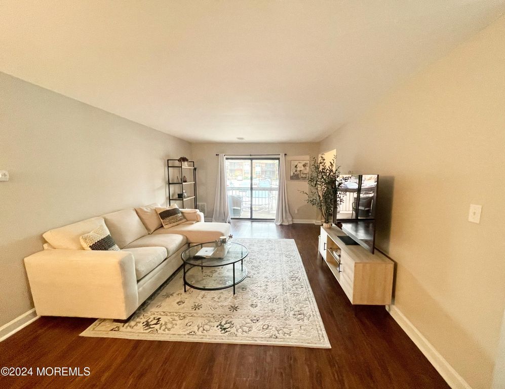 614 Sharon Garden Court 614, Woodbridge, NJ 07095