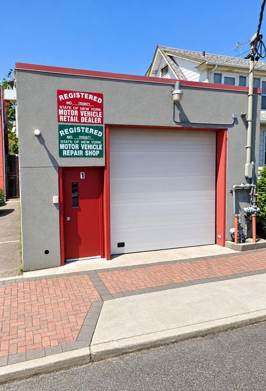 1 N 12th Street, New Hyde Park, NY 11040 — exterior