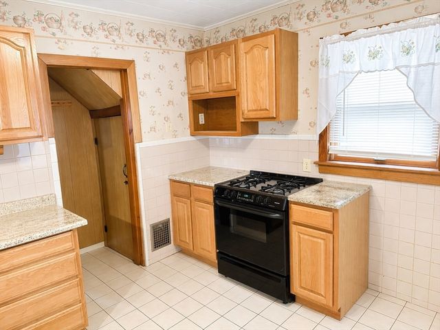 23 York St, West Springfield, MA 01089