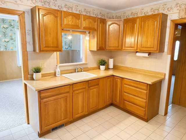 23 York St, West Springfield, MA 01089
