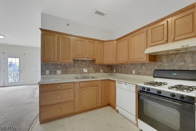 520 Victor St 42, Saddle Brook Twp., NJ 07663