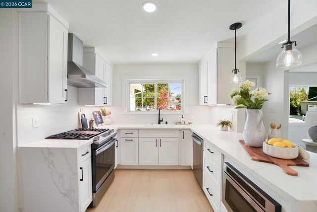 1543 Laverne Ct, Concord, CA 94521