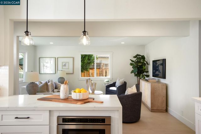 1543 Laverne Ct, Concord, CA 94521