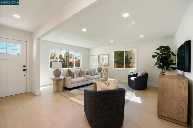 1543 Laverne Ct, Concord, CA 94521