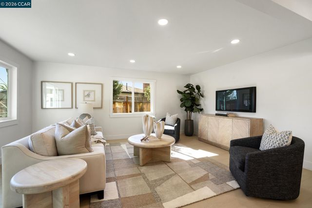 1543 Laverne Ct, Concord, CA 94521