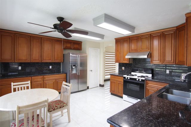 12430 Brook Meadows Lane, Stafford, TX 77477