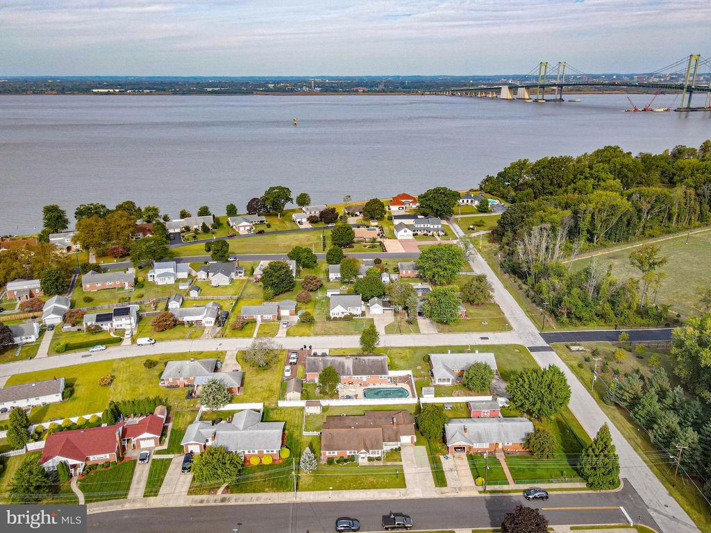 33 MEADOW RD, Pennsville, NJ 08070