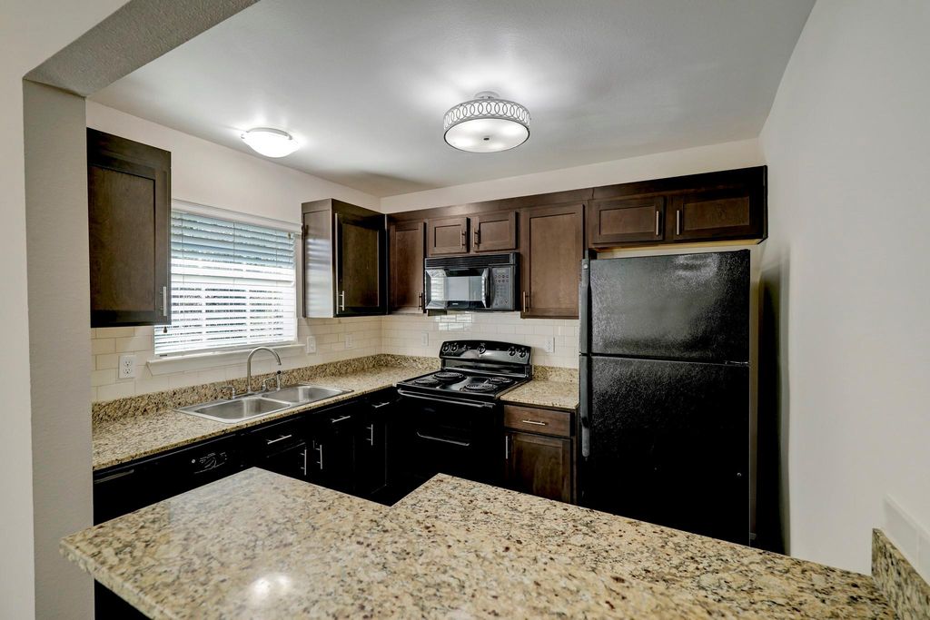 214 W 17th Street 20, Houston, TX 77008