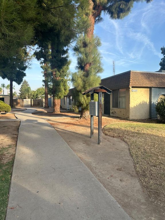 Image 1 of property listing at 471 Minnewawa Avenue # 102, Clovis, CA 93612