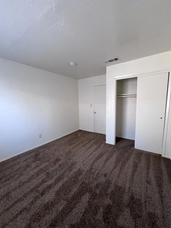 Image 10 of property listing at 471 Minnewawa Avenue # 102, Clovis, CA 93612