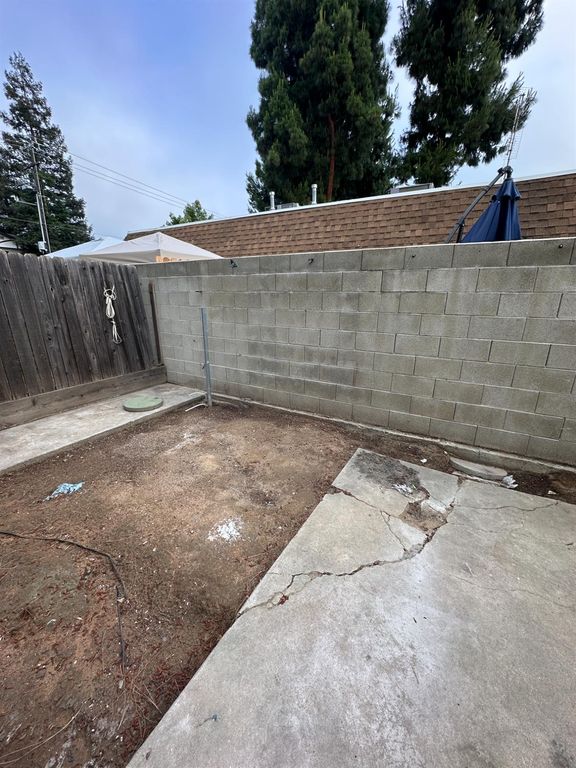 Image 13 of property listing at 471 Minnewawa Avenue # 102, Clovis, CA 93612