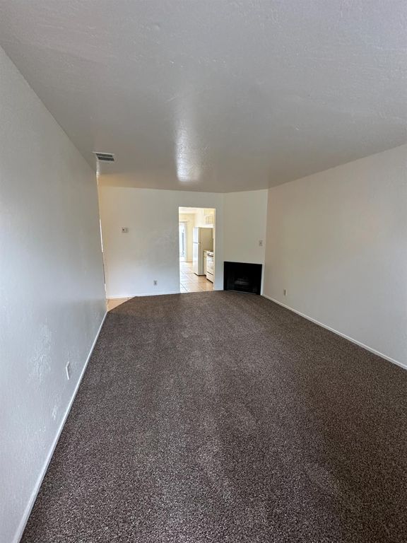 Image 3 of property listing at 471 Minnewawa Avenue # 102, Clovis, CA 93612