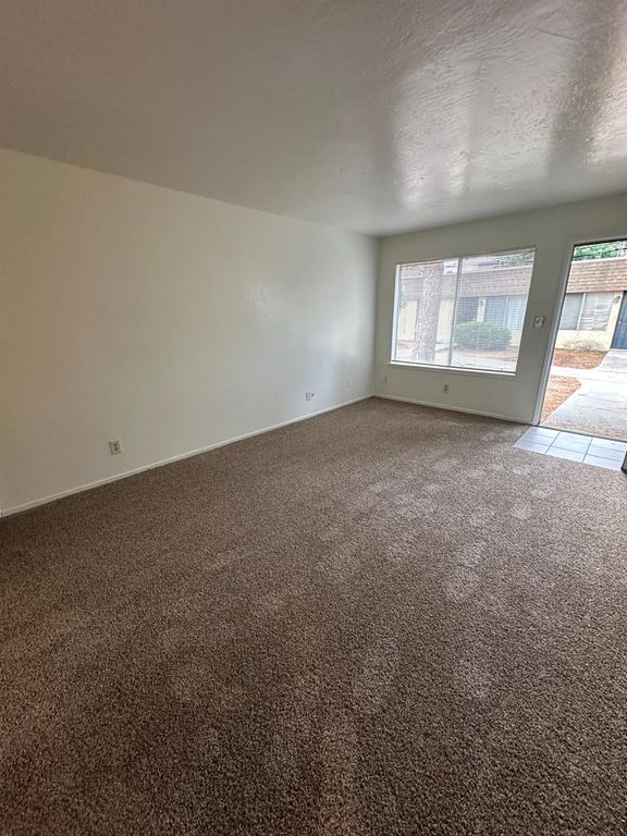 Image 4 of property listing at 471 Minnewawa Avenue # 102, Clovis, CA 93612