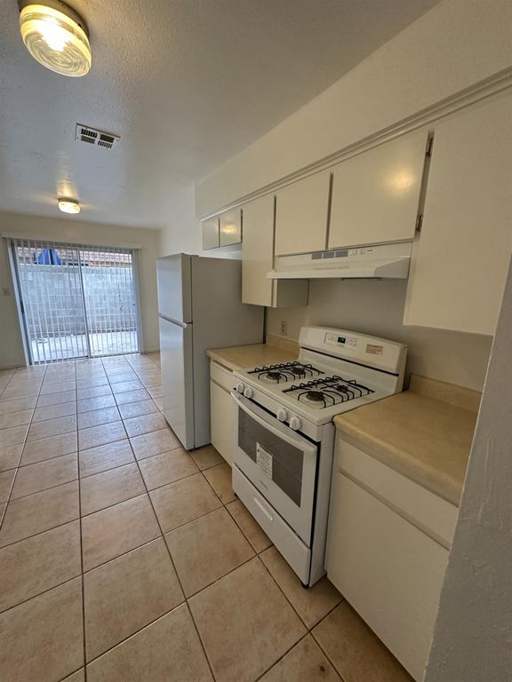 Image 5 of property listing at 471 Minnewawa Avenue # 102, Clovis, CA 93612