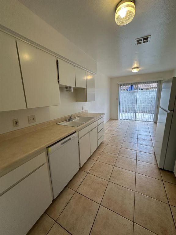 Image 6 of property listing at 471 Minnewawa Avenue # 102, Clovis, CA 93612
