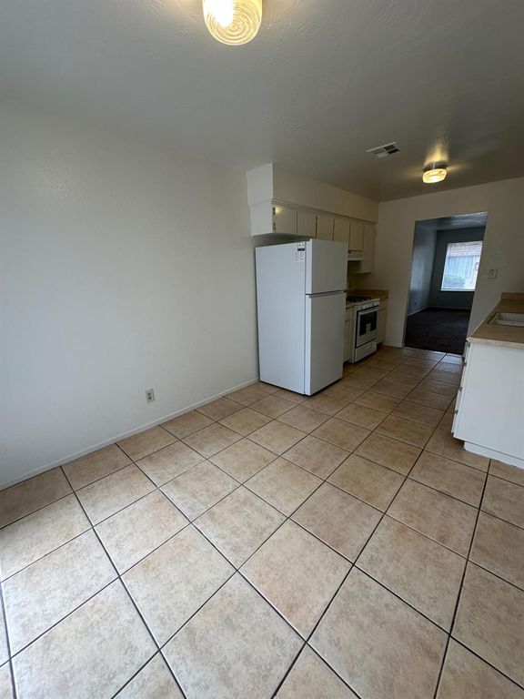 Image 7 of property listing at 471 Minnewawa Avenue # 102, Clovis, CA 93612
