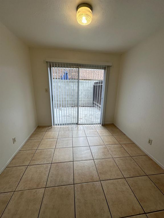 Image 8 of property listing at 471 Minnewawa Avenue # 102, Clovis, CA 93612