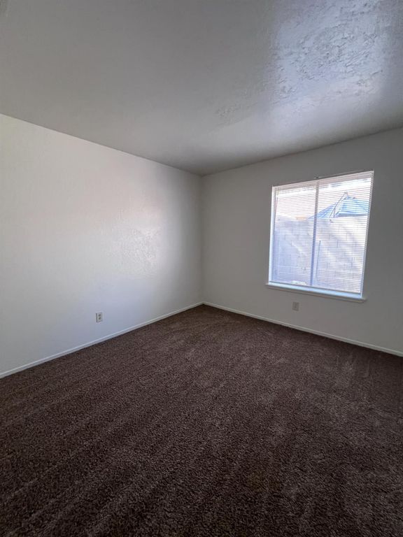 Image 9 of property listing at 471 Minnewawa Avenue # 102, Clovis, CA 93612