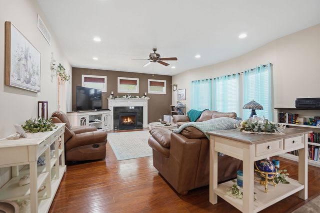 104 PARK VIEW Drive, Eldridge, IA 52748