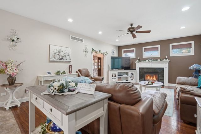 104 PARK VIEW Drive, Eldridge, IA 52748