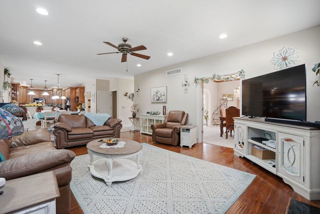 104 PARK VIEW Drive, Eldridge, IA 52748