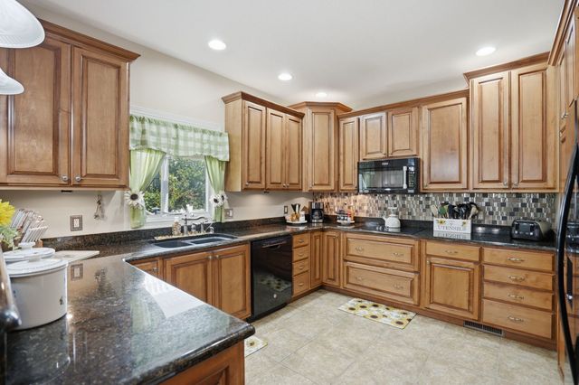 104 PARK VIEW Drive, Eldridge, IA 52748