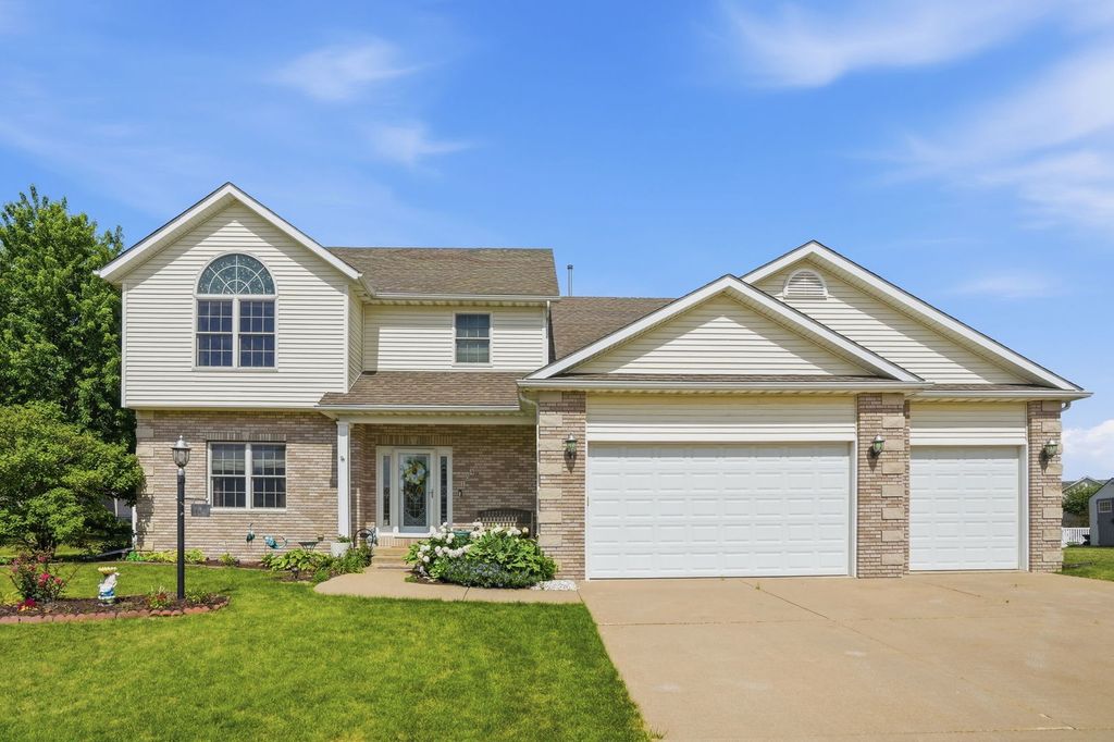 104 PARK VIEW Drive, Eldridge, IA 52748