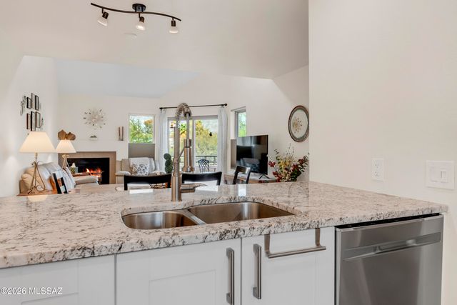 5675 N Camino Esplendora Apt 3214, Tucson, AZ 85718