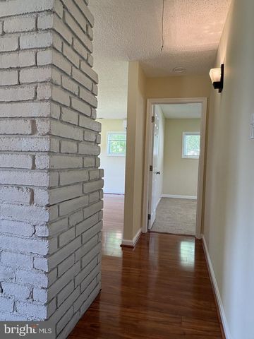 52 CHAUCER DR, Newark, DE 19713