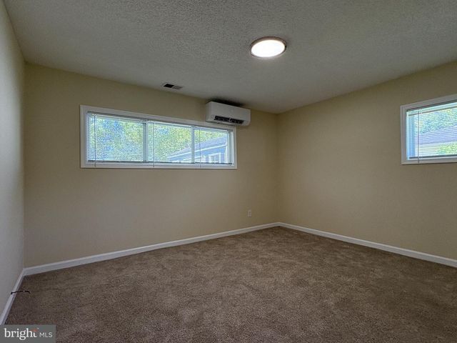 52 CHAUCER DR, Newark, DE 19713