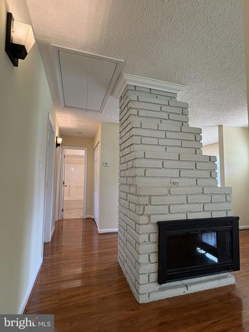 52 CHAUCER DR, Newark, DE 19713