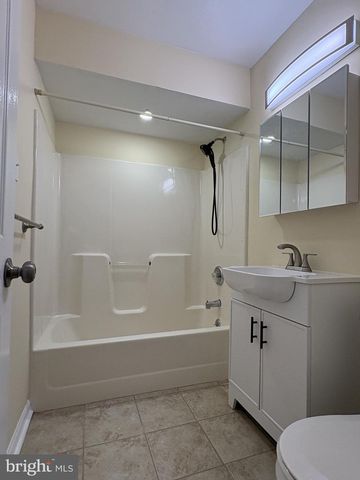 52 CHAUCER DR, Newark, DE 19713