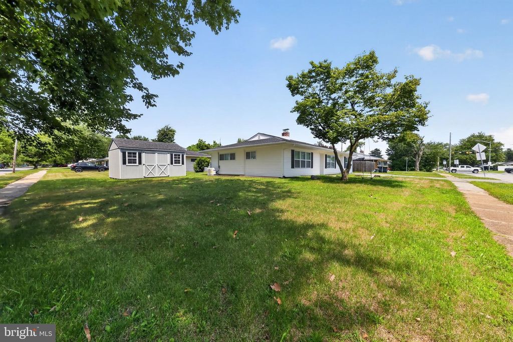 52 CHAUCER DR, Newark, DE 19713
