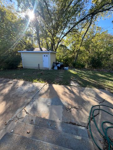 2419 N Prairie Creek Road, Dallas, TX 75227