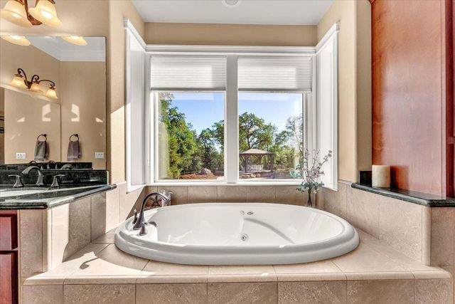 16280 Canto de las Lupine Dr, Redding, CA 96001