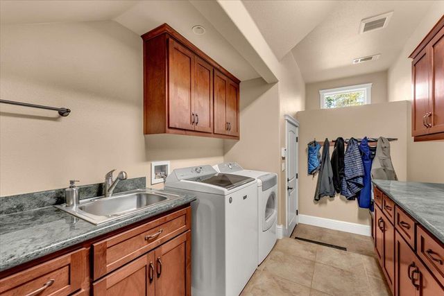 16280 Canto de las Lupine Dr, Redding, CA 96001