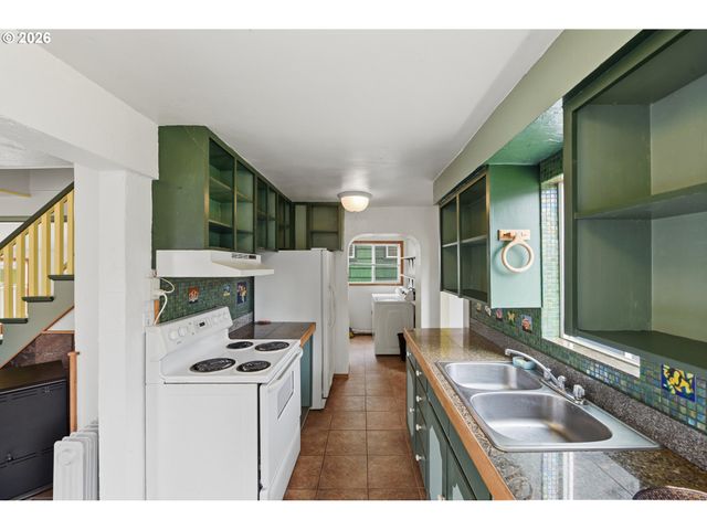 1545 MEADE St, North Bend, OR 97459